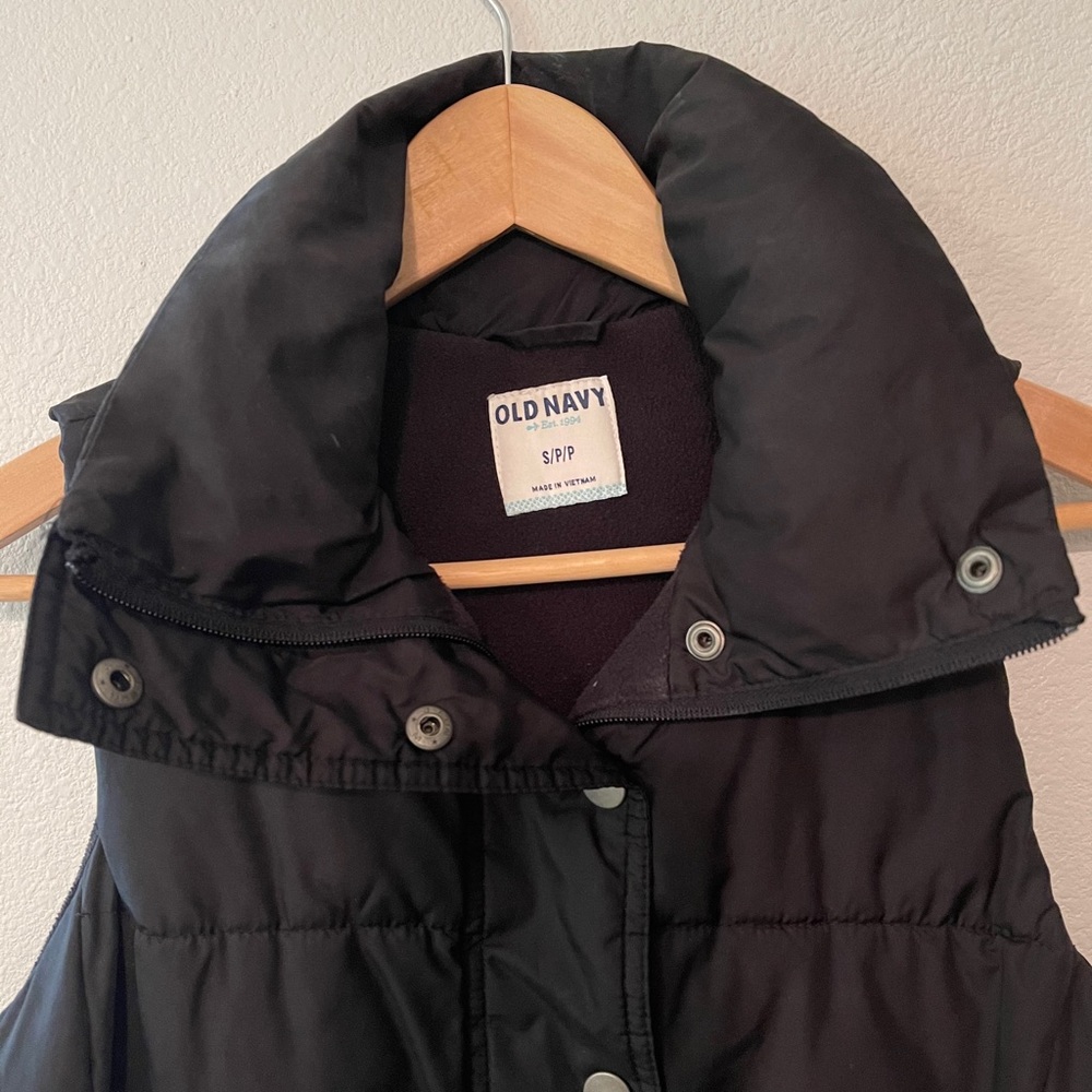 Old Navy puffer vest in Black